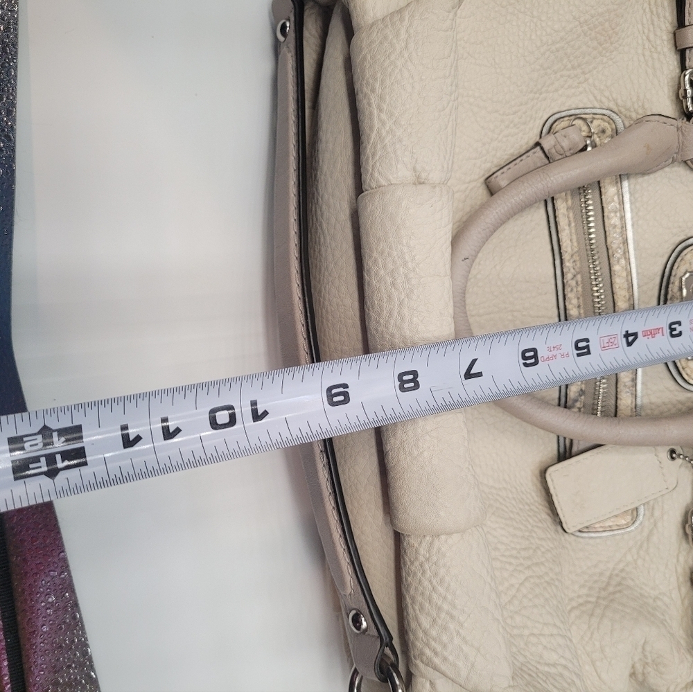 Coach signature leather handbag with hang tags - Picture 5 of 14